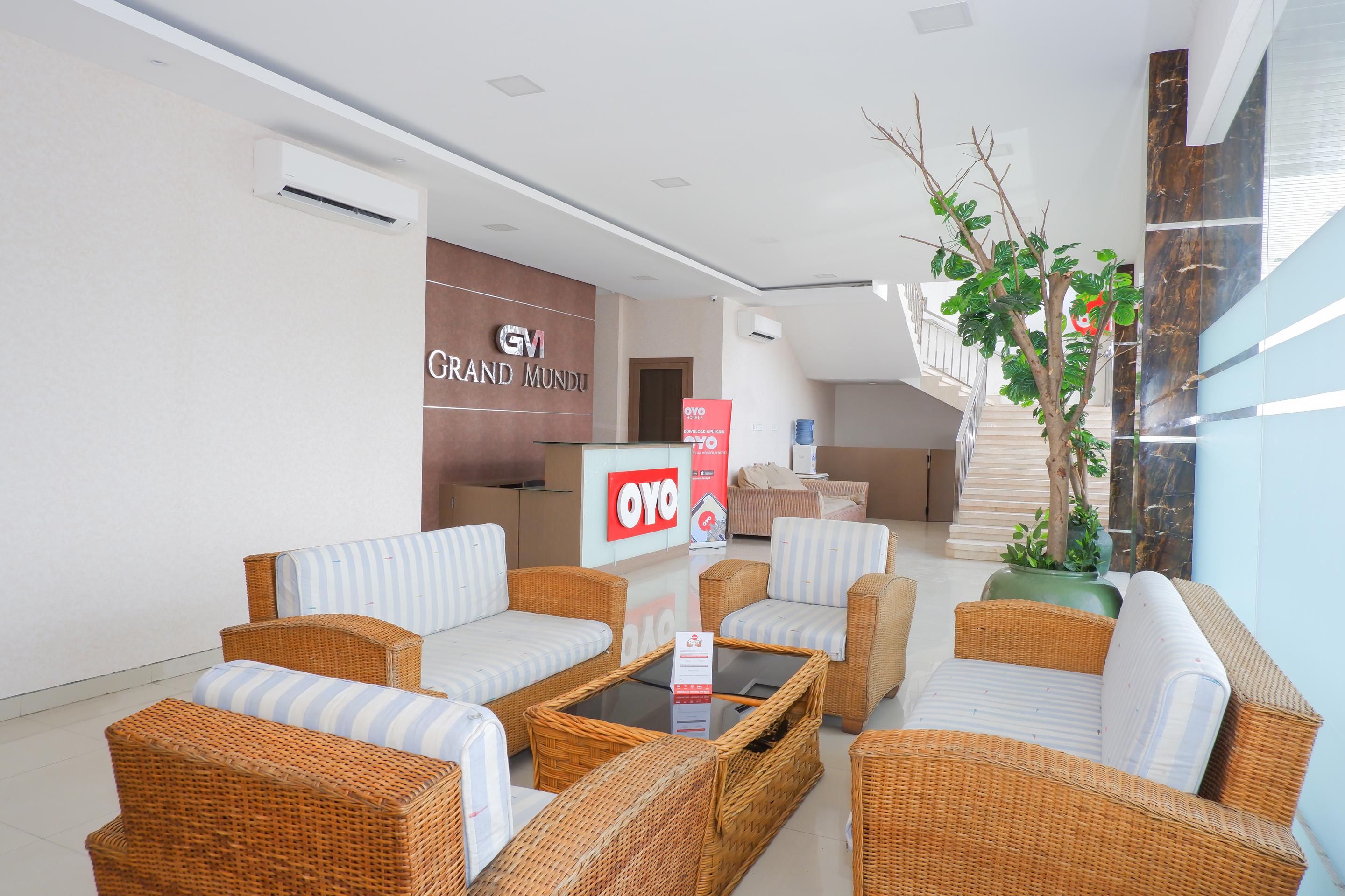 Oyo 379 Grand Mundu Hotel Semarang Exterior photo