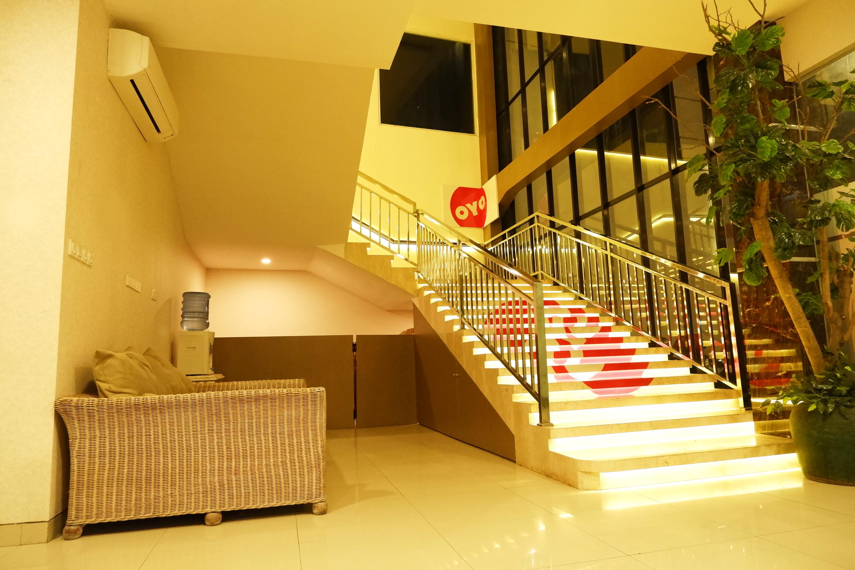 Oyo 379 Grand Mundu Hotel Semarang Exterior photo